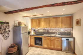 The fitted kitchen at Belle Vue in Saint-Chinian