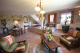 spacious sitting room at La Cave
