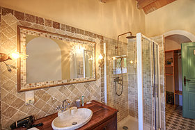 first floor bathroom at L'Oppidum du Levant